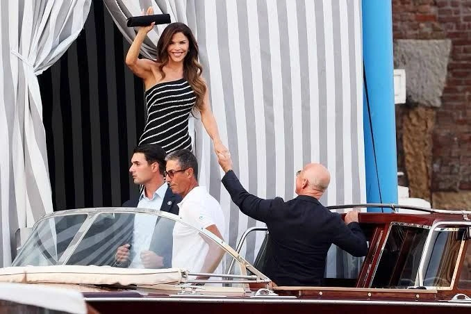 Jeff Bezos's wife Lauren Sanchez carries Ahikoza